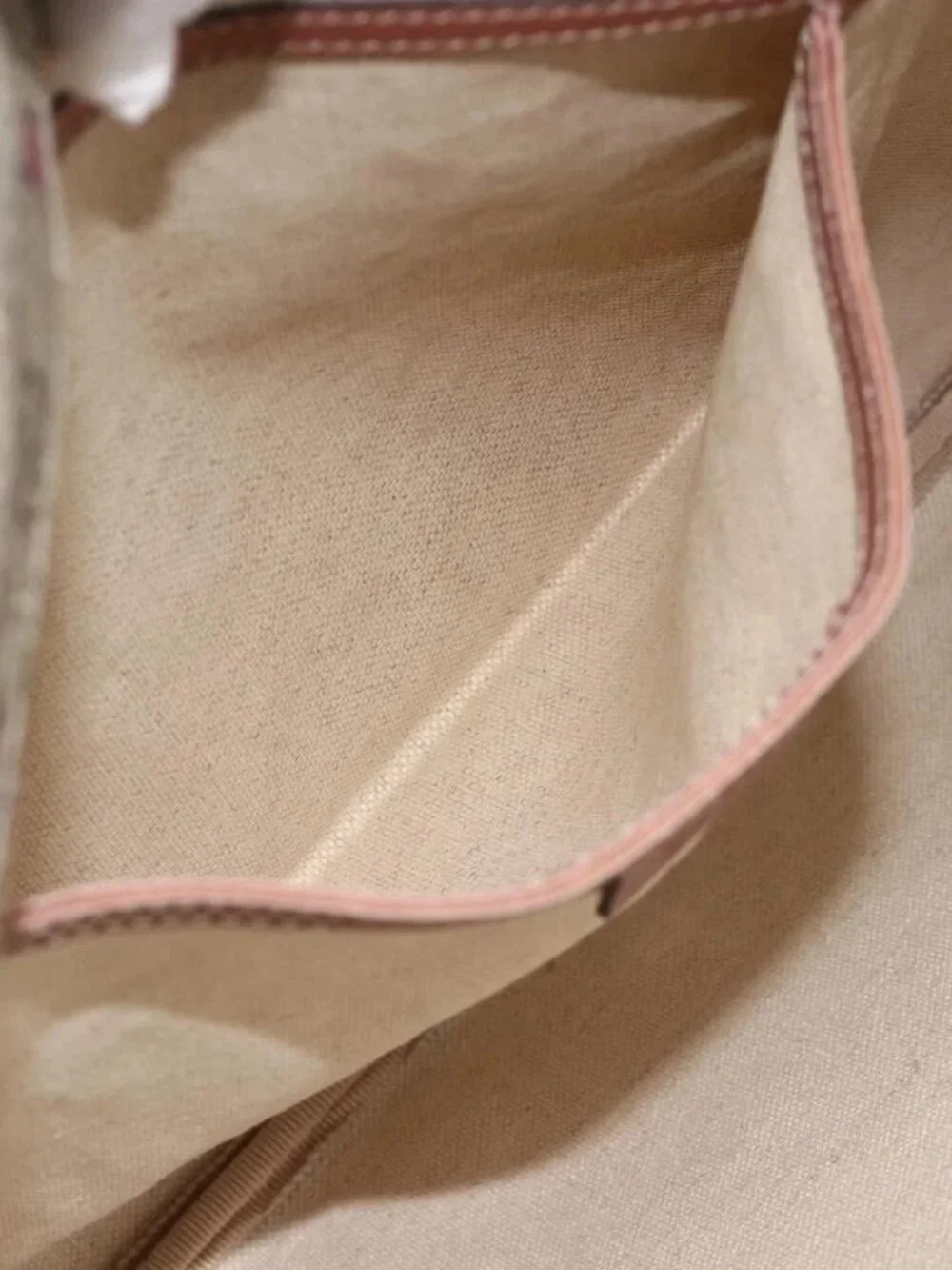 Gucci brand	gucci color	beige